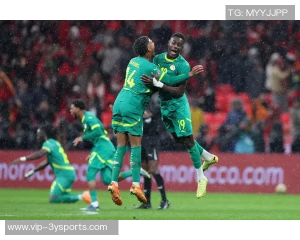 塞内加尔队长马内庆祝夺冠与队友合影感恩支持者的温暖瞬间